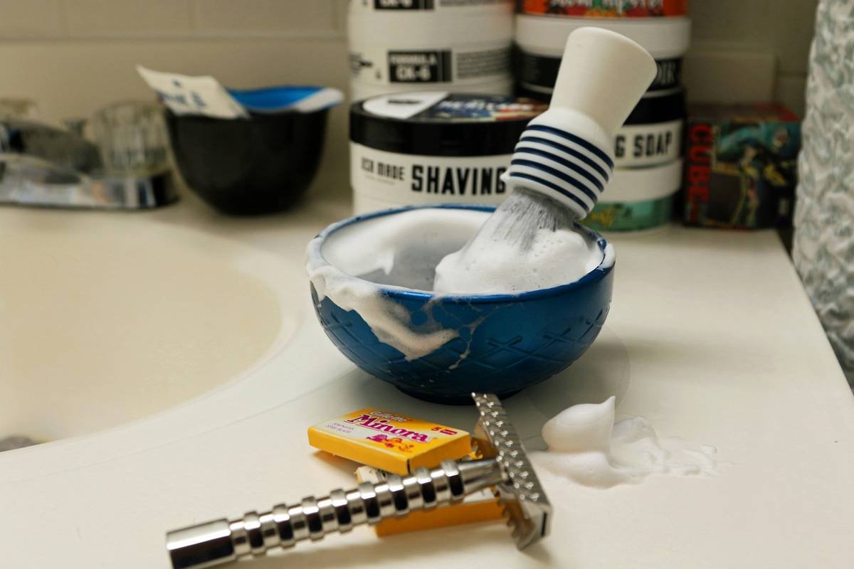 Comparison chart showing beard comb materials: acetate, sandalwood, metal, and plastic—with ratings for static control, tooth smoothness, and durability