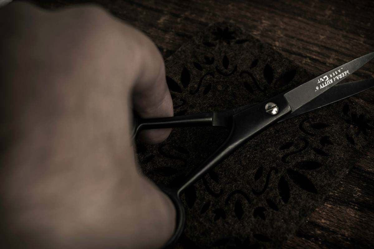 Infographic comparing cheap vs. professional beard scissors showing differences in blade angle, tip precision, and steel grade