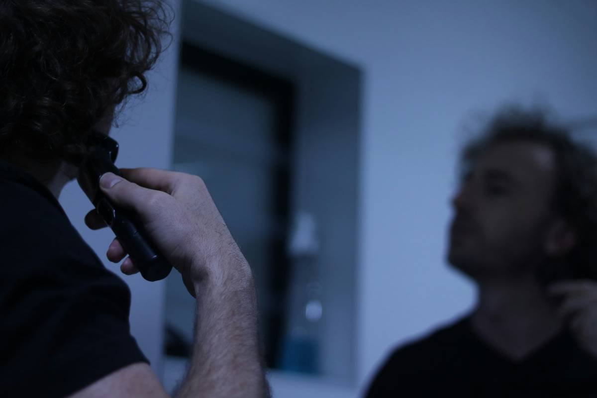 Infographic showing key beard softener ingredients: jojoba oil, shea butter, glycerin, and beeswax vs. harmful additives like sulfates and alcohol