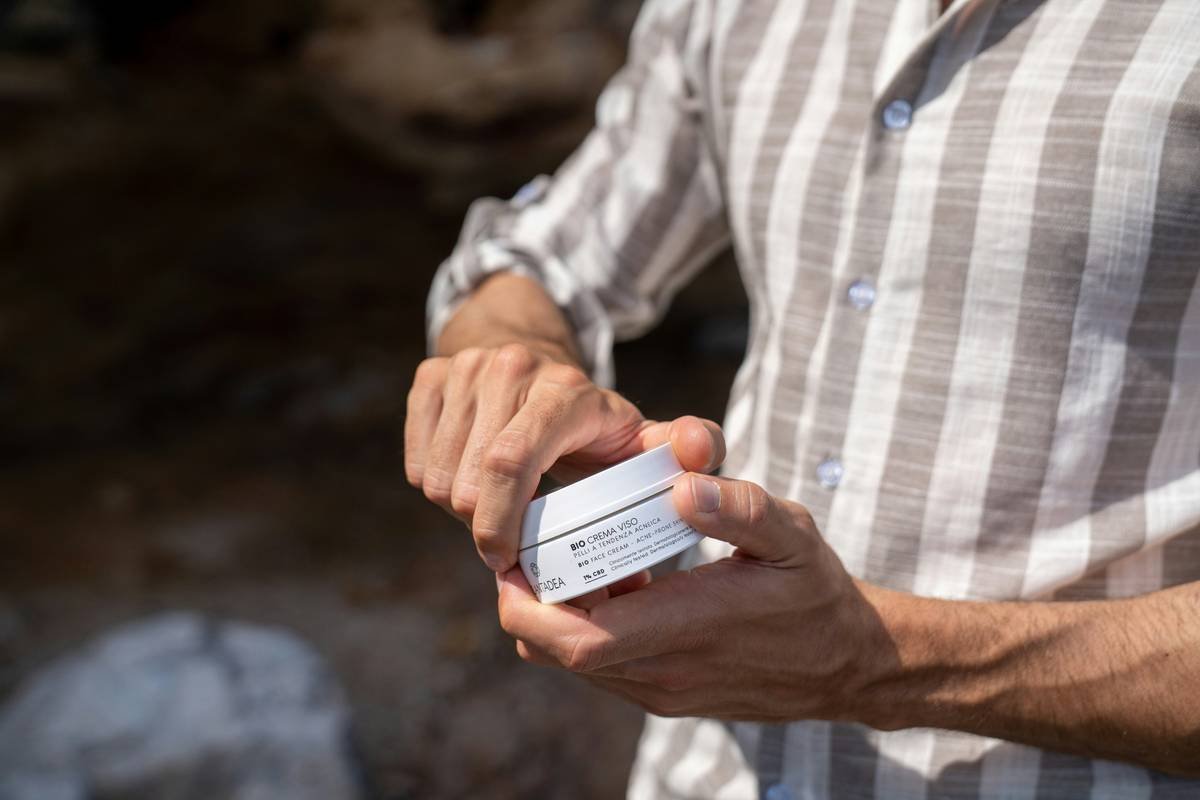 a man holding a cell phone in his hand