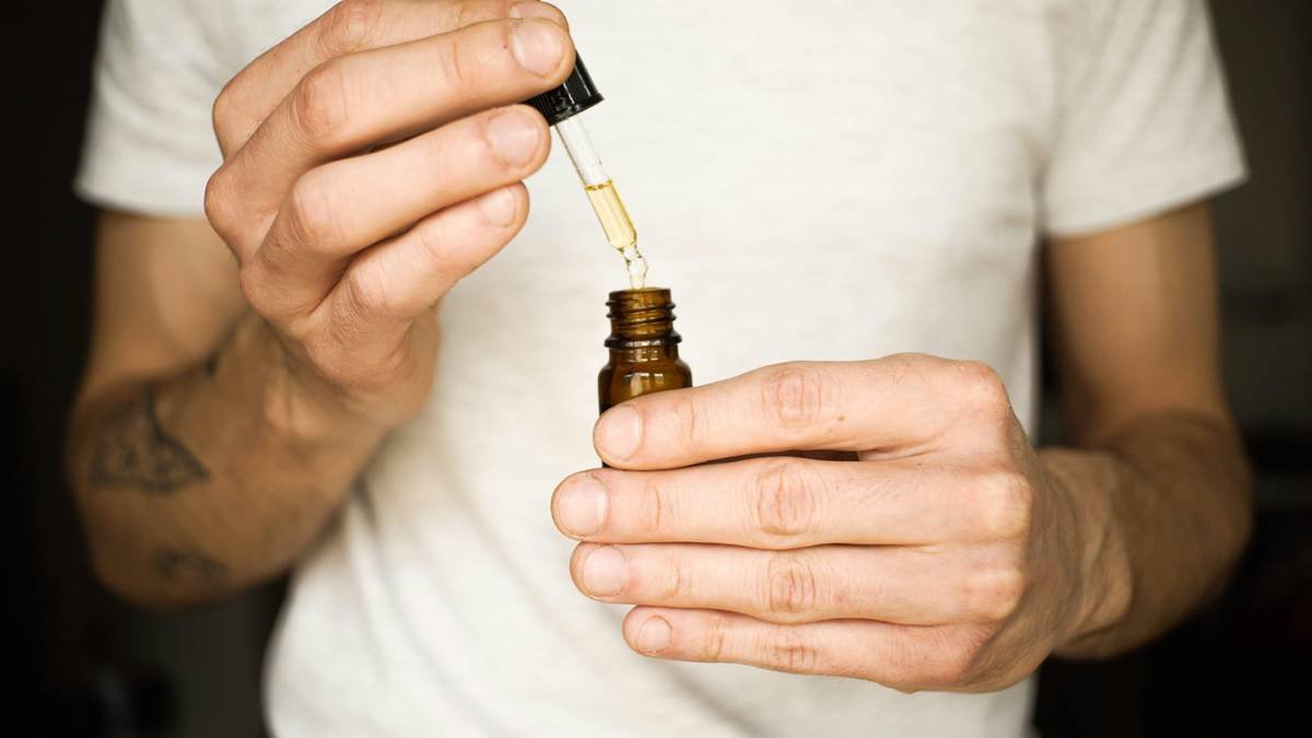 Comparison chart showing benefits of common essential oils in beard balms: tea tree for anti-dandruff, lavender for calming irritation, cedarwood for follicle stimulation