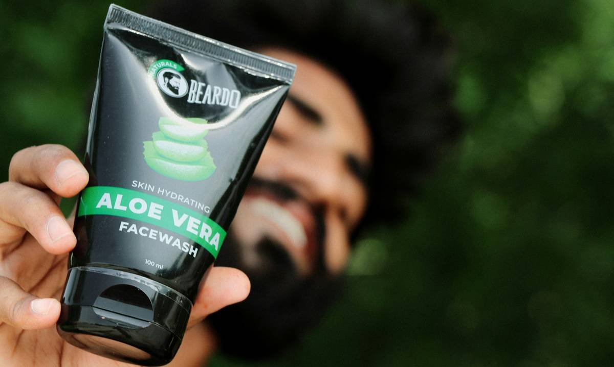Diagram showing how bare hands absorb 30% of beard oil vs. moisturizing gloves preserving full product delivery to facial hair