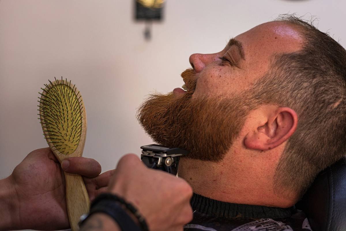 Infographic comparing beard oil vs. beard balm by function: oil hydrates, balm styles and hydrates with hold