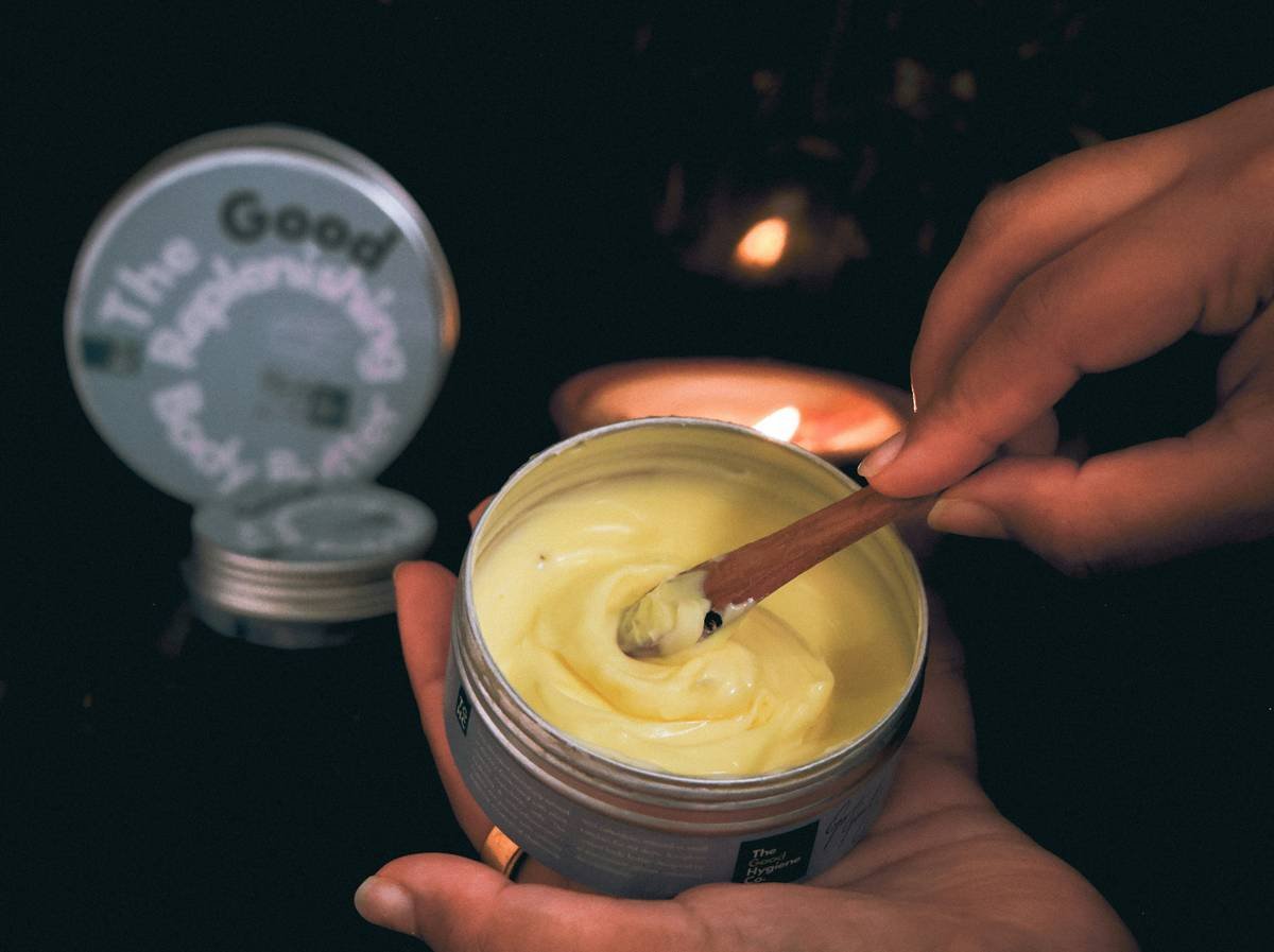 Infographic showing beard balm hold strength vs. beeswax percentage: light hold (5-10%), medium (10-20%), firm (20-25%)